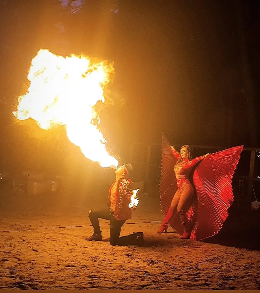Duo-act op een bruiloft: vuurspuwer Nuno met danseres met rode vleugels