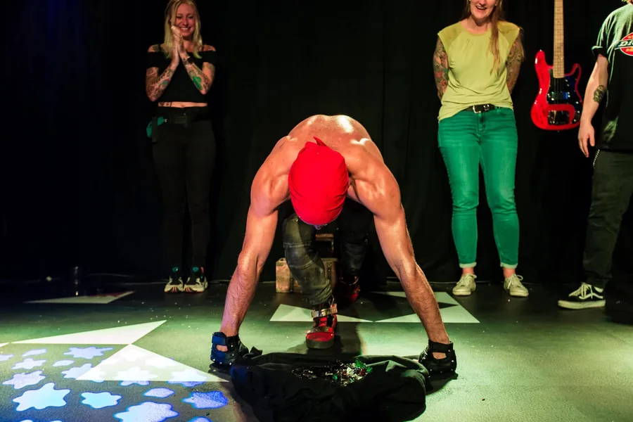 Nuno steunt met zijn handen in de glasscherven tijdens een theatershow