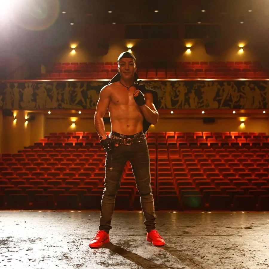 Mentalist Nuno op het podium van een lege theaterzaal