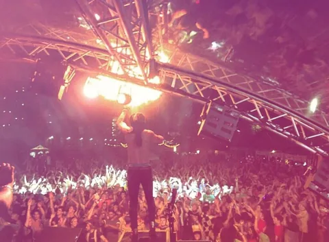 Nuno op het festivalpodium met vuur boven een juichende festivalmenigte
