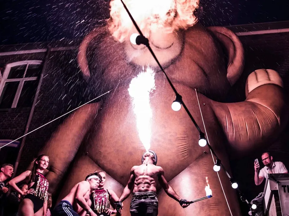 Vuurspuwer Nuno tijdens een vuurshow op locatie