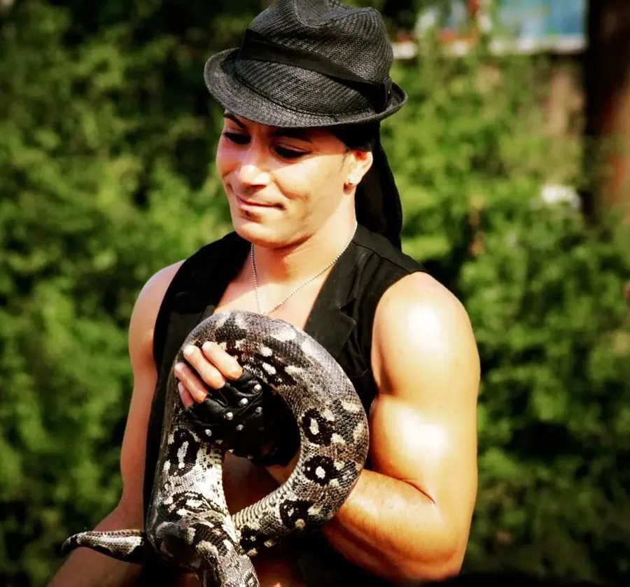 Nuno met een boa constrictor om zijn arm tijdens de reptielenshow